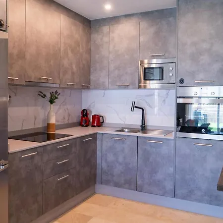 Stylish Coastal Living Near Marina شقة إِستيبونا