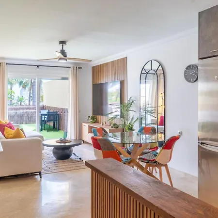 Stylish Coastal Living Near Marina 埃斯特波纳