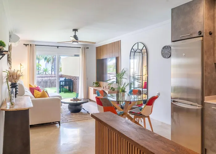 Stylish Coastal Living Near Marina Эстепона